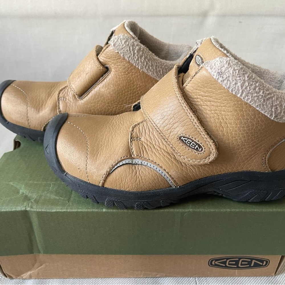 Keens Boy’s Kootenay 3 Mid Boots in birch size 13